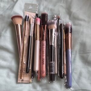 Brand new variety of makeup brushes - 18 total